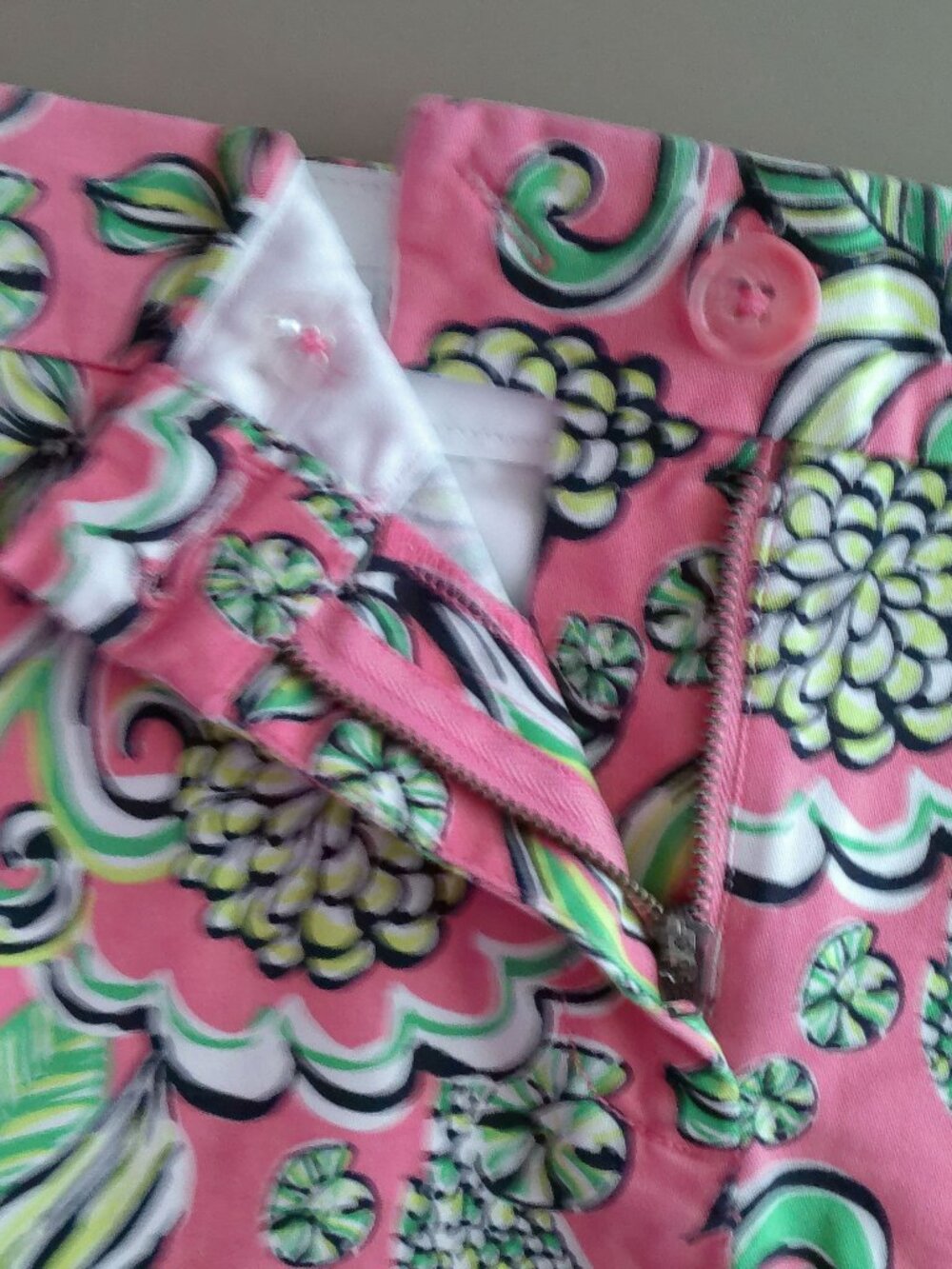 CROWN & IVY Button Zip-Up Pink w/Green Floral Cotton/Spandex Shorts w/Pockets 10 - Picture 4 of 10